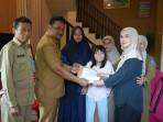 Sekda-Babel-serahkan-santunan-ke-keluarga-fatur.jpg