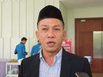 Supendi-Ketua-KPU-Bateng-pake-kopiah-itam.jpg