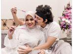 aurel-hermansyah-dan-atta-halilintar-memamerkan-test-pack-yang-hasilnya-hamil.jpg