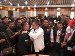 berpelukan-pimpinan-daerah-pkn-babel-yaitu-hendy-dan-ketua-umum-pkn-anas-urbaningrum.jpg