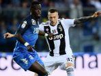 gelandang-empoli-afriyie-acquah-kiri-berduel-dengan-pemain-juventus-federico-bernardeschi.jpg