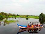 naik-perahu-menyusuri-sungai-upang.jpg
