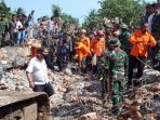 warga-bersama-petugas-berusaha-mengevakuasi-warga-yang-tertimbun_20161207_203346.jpg
