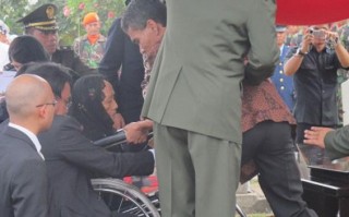 Tiga Istri Moerdiono Antar ke Pemakaman (Foto) - Pemakaman_Moerdiono_01.jpg