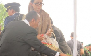 Tiga Istri Moerdiono Antar ke Pemakaman (Foto) - Pemakaman_Moerdiono_02.jpg