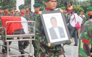 Tiga Istri Moerdiono Antar ke Pemakaman (Foto) - Pemakaman_Moerdiono_04.jpg