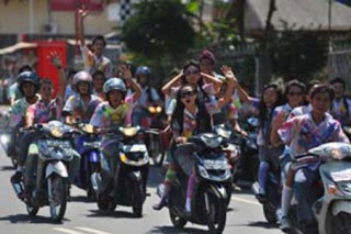 Polisi Tak Hentikan Konvoi Pelajar - lulus-1.jpg