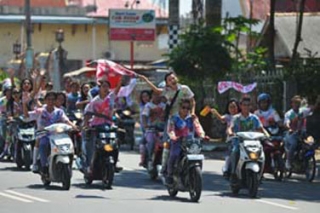 Polisi Tak Hentikan Konvoi Pelajar - lulus-2.jpg
