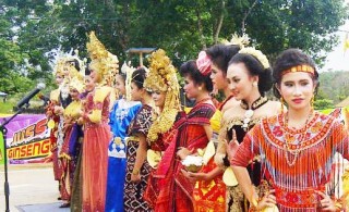 Cewek-cewek Cantik UBB Dalam Balutan Pakaian Adat