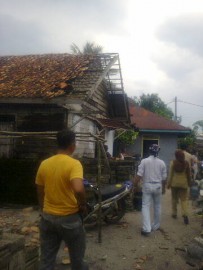 Puting Beliung Terjang 16 Rumah Warga Penyak - puting_beliung_di_Penyak.jpg
