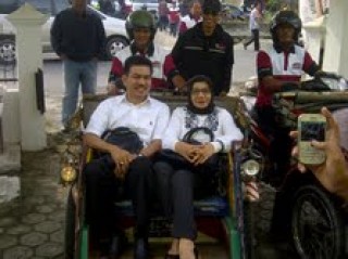 Naziarto-Nursaadah Menumpang Becak Motor