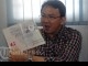 20120424_Ahok_Perlihatkan_Selebaran_Cara_Kampanye.jpg