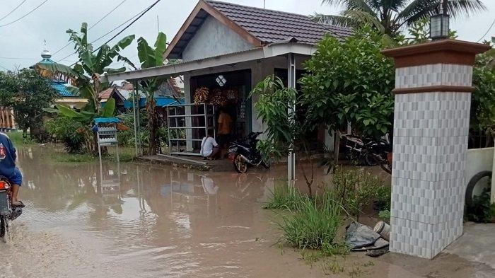Intensitas Hujan Tinggi, Banjir Genangi Kawasan Penduduk, Sungai Tapin Siaga 1