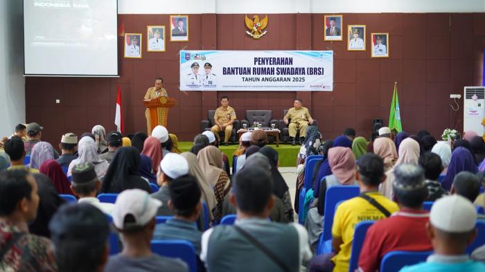 2. Bacakan sambutan Bupati HSS Syafrudin Noor, Sekda Muhammad