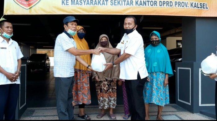 Sekretariat DPRD Kalsel Beri Bantuan Sembako Masyarakat Miskin Sekitar Rumah Banjar