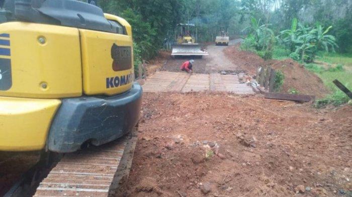 Di Bawah Guyuran Hujan, Satgas TMMD Teruskan Pekerjaan Membangun Jembatan di Desa Biih