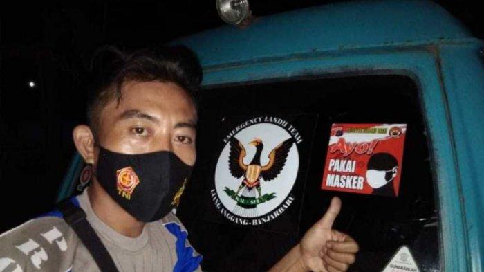 Patroli Malam, Personel Polsek Banjarbaru Barat Tempelkan Stiker Ajakan Pakai Masker