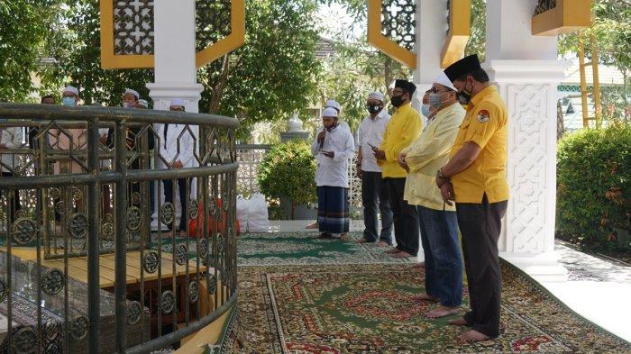 Peringati HUT Golkar ke 56, H Yuni Ziarah ke Makam H Abdussamad Sulaiman HB di Marabahan Batola
