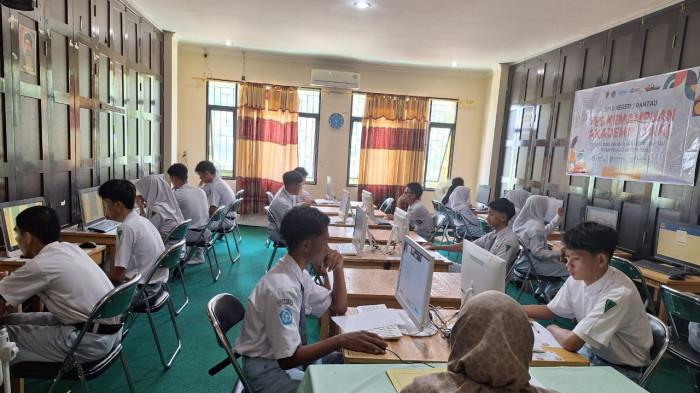 Siswa SMAN 1 Rantau Semangat Jalani TKA Meski di Tengah Keterbatasan Komputer