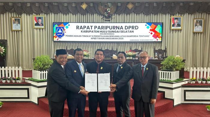 4. Berfoto bersama Bupati Syafrudin Noor dan Wakil Bupati Suriani