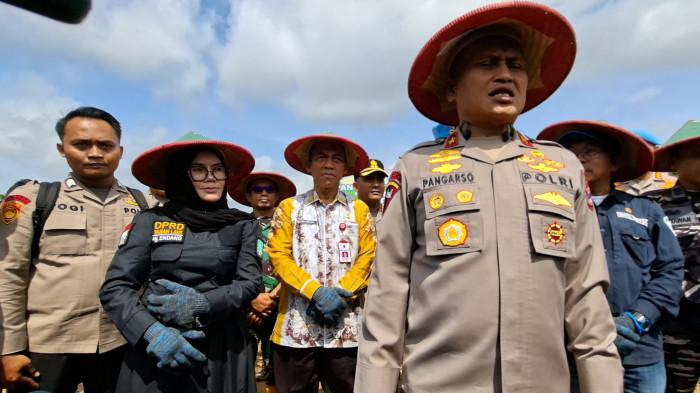 ANGGOTA DPRD Tala Hj Endang Isnawangsih mendampingi Wakapolda Kalsel saat wawancara dengan jurnalis seusai panen jagung, Kamis (8/1).