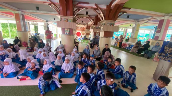 ANTUSIAS-  Siswa PAUD antusias kunjungi Perpustakaan Palnam 2