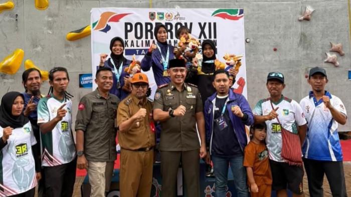 Atlet Tanahlaut Tersanjung Disambangi Bupati, Langsung Kalungkan Medali Pada Para Pemenang
