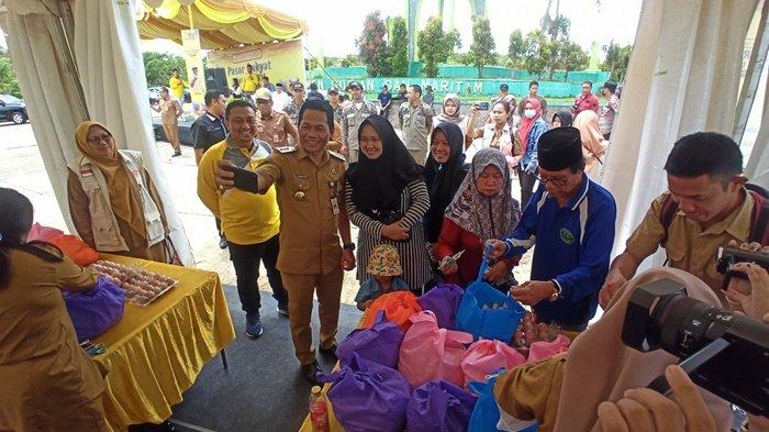 Pasar Rakyat di Tugu Maritim Balangan Diserbu Warga, 1.200 Paket Sembako Ludes Terjual