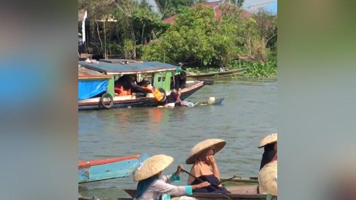 Kesenggol Kelotok Wisatawan, Perahu Pedagang Pasar Terapung di Kabupaten Banjar Karam