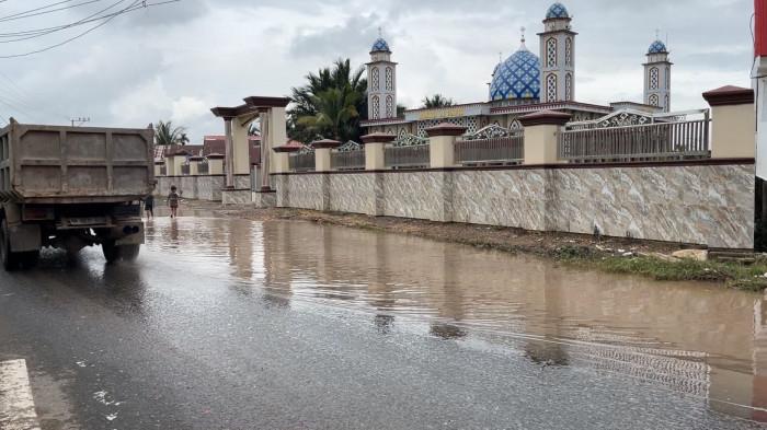 Pasca Hujan Deras Guyur Banjarmasin, Jalan Depan Masjid Al Haris Tatah Bangkal Masih Tergenang Air