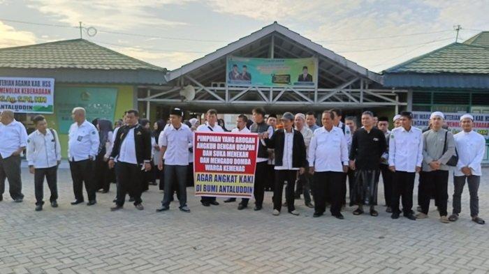 Protes Arogansi Kepala Kemenag HSS, Pegawai Tutup Pagar Kantor Hingga Larang Rusmadi Masuk Kantor