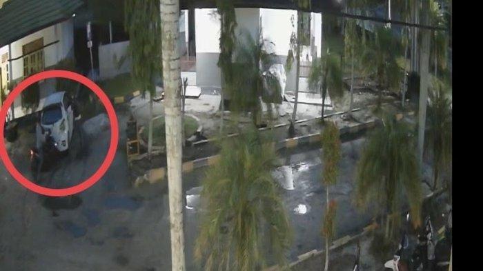 Terekam CCTV, Dua Pria Beraksi Pecah Kaca Mobil Lalu Gondol Tas Jemaah Masjid di Palangkaraya