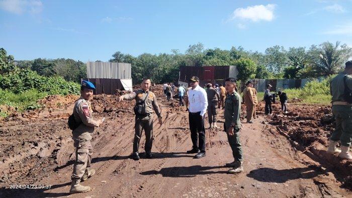 BREAKING NEWS : Pasang Spanduk Peringatan di Aset Pemda, Sekda Balangan Dapati Tambang Ilegal