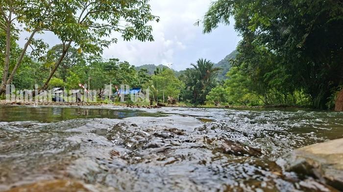 SUNGAI TEBING DURIAN-Aliran sungai yang jernih di Wisata Sungai Tebing Durian di Desa Purui Kecamatan Jaro, Kabupaten Tabalong, Rabu (29/10/2025). 