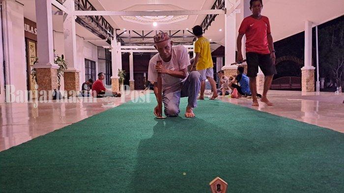 Pengiat Balogo Ije Jela Berlatih di Teras Aula Selidah Kantor Bupati Batola, Bahan Tempurung Kelapa