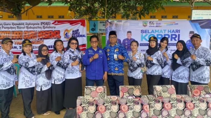 Anggota DPRD Kotabaru, Rahmad SPd MH, berfoto bersama para gur
