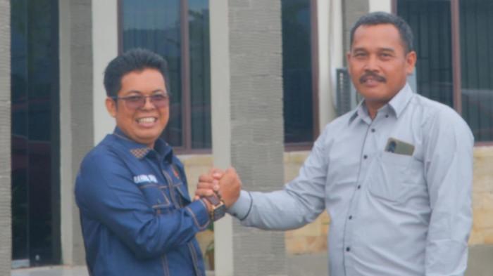 Anggota DPRD Kotabaru, Rahmad SPd (kiri) berjabat tangan dengan Ketua BPD Pamukan Indah,
