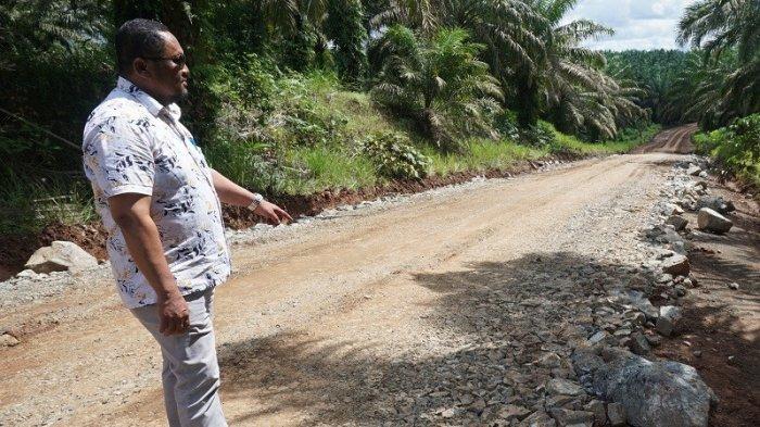 Wakil Rakyat Tala Tinjau Jalan Menuju Tebingsiring, Area Rusak Mulai Diperbaiki Perusahaan