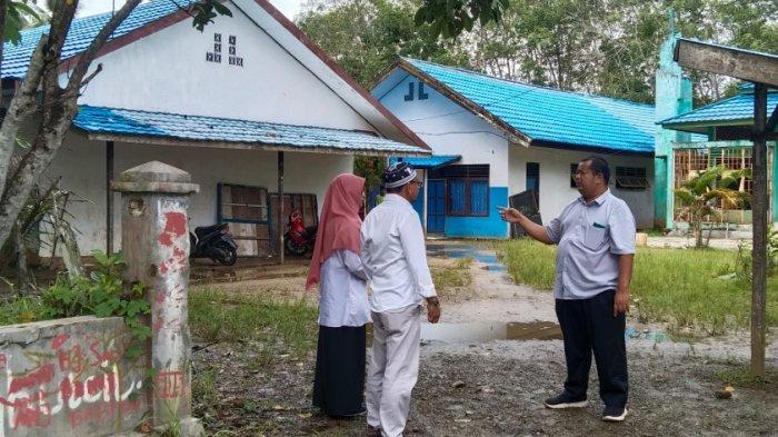 Tinjau Kondisi Sekolah, Anggota Komisi I DPRD Kabupaten HST Dapati Halaman SMPN 11 Tergenang