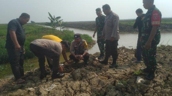 Tanam Pohon Produktif di Bantaran Sungai, Anggota Koramil Babirik Bersama Warga Dukung Penghijauan