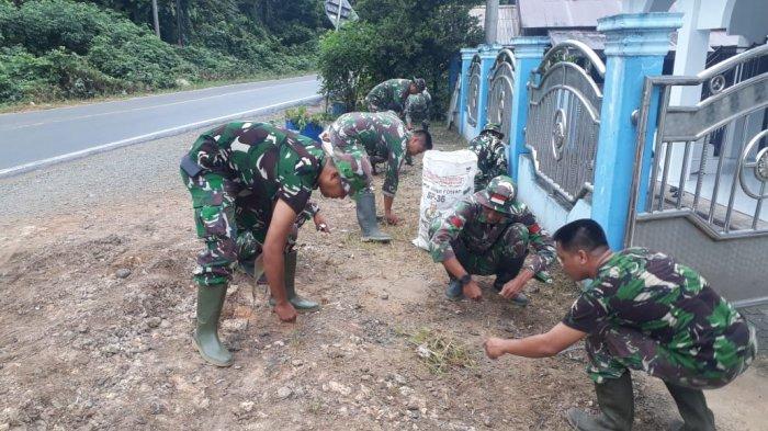 Personel TNI di Koramil 02/Paringin gotong Royong Bersihkan Masjid Bersama Warga