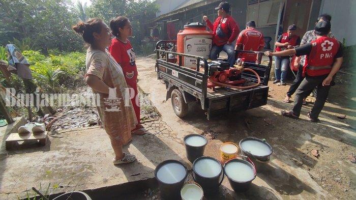 Banjir di Kalsel - Air Surut, PMI Kabupaten Tapin Salurkan 2.000 Liter Disinfektan kepada Warga