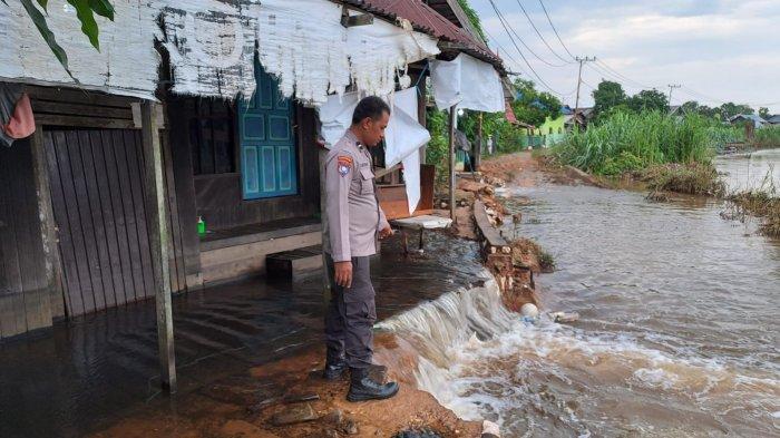 Luapan Air di HSU Kembali Berdampak, Jalan Desa Cakru Longsor dan Tenggelam