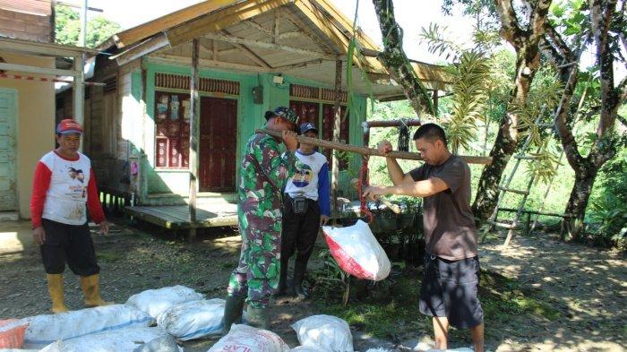 Komsos di Desa Kasiau Raya Tabalong, Satgas TMMD Bantu Warga Timbang Karet