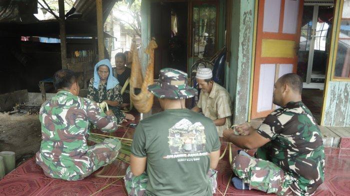 Ajari Bikin Ketupat, Personiel Satgas TMMD Ke-121 Kodim HSS Ingin Warga Kreatif Bikin Usaha