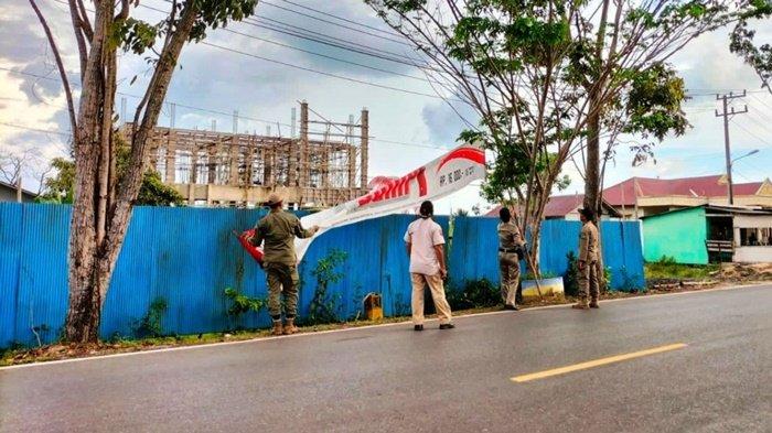 Tegakkan Perda, Satpo-PP Batola Tertibkan Spanduk Tak Berizin di Kecamatan Cerbon