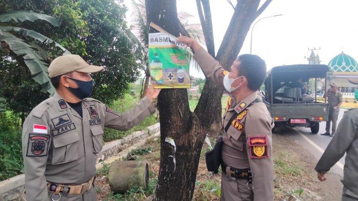 Satpol PP Balangan Cabut Puluhan Reklame yang Menempel di Pohon