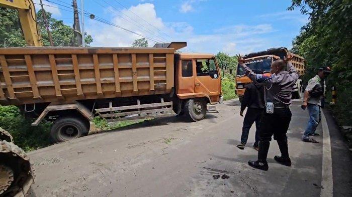 Evakuasi Kendaraan Terguling di Jalan Garuda Paringin Balangan, Sopir Diminta Takar Muatan