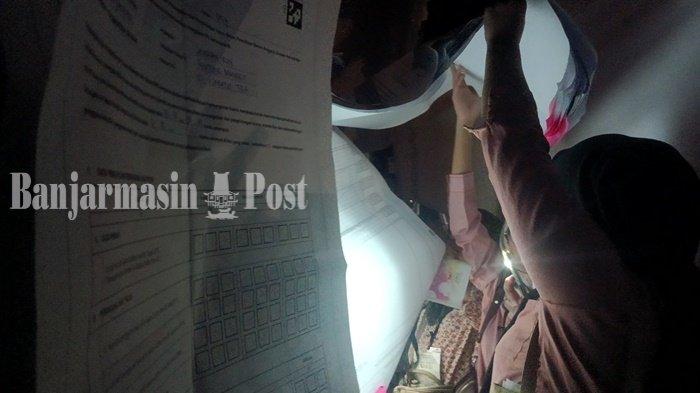 Listrik Padam saat Penghitungan Suara di Kelurahan Guntung Manggis Banjarbaru, Petugas Pakai Senter