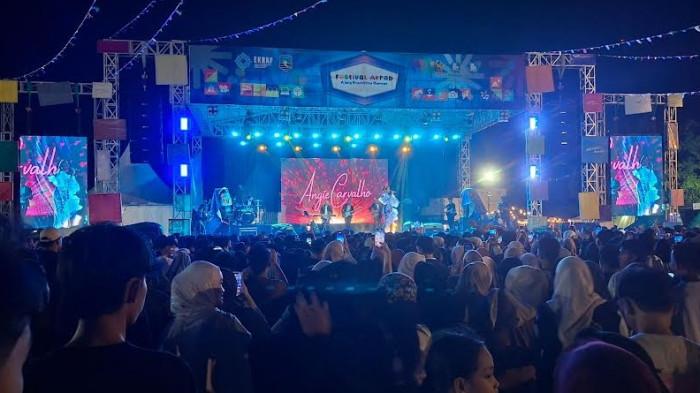 Meriah Acara Penutupan Festival Akrab, Angie Carvalho Hibur Masyarakat Kotabaru